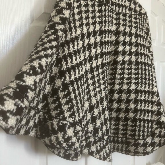 Gorgeous Houndstooth Cape, black, Ivory, button closure. Small, gently used. - Picture 12 of 14